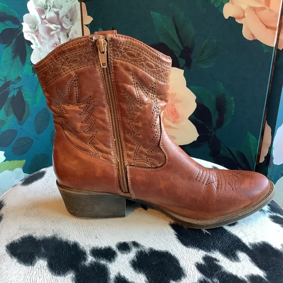 Coconuts by Matisse Cowboy “Pistol” Booties 🤠 - Picture 8 of 12